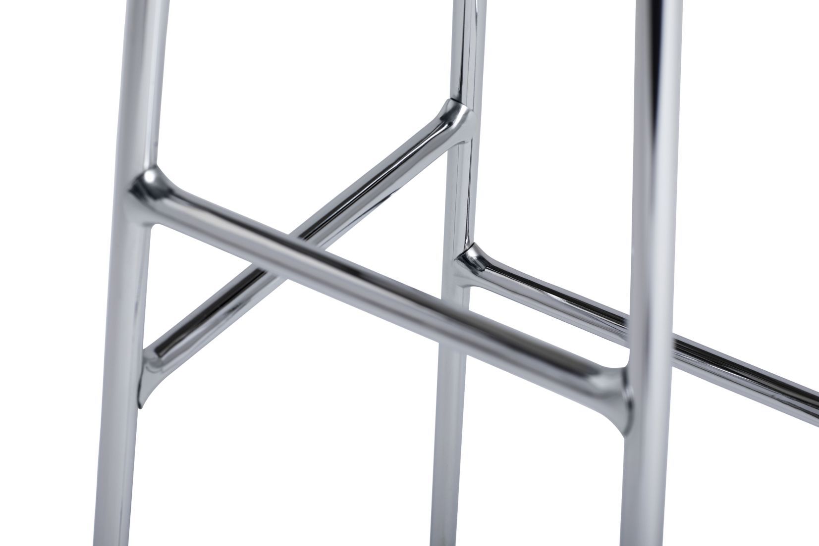 Detailaufnahme des verchromten Metallgestells vom Cornet Barhocker High von Hay (H 75 cm).