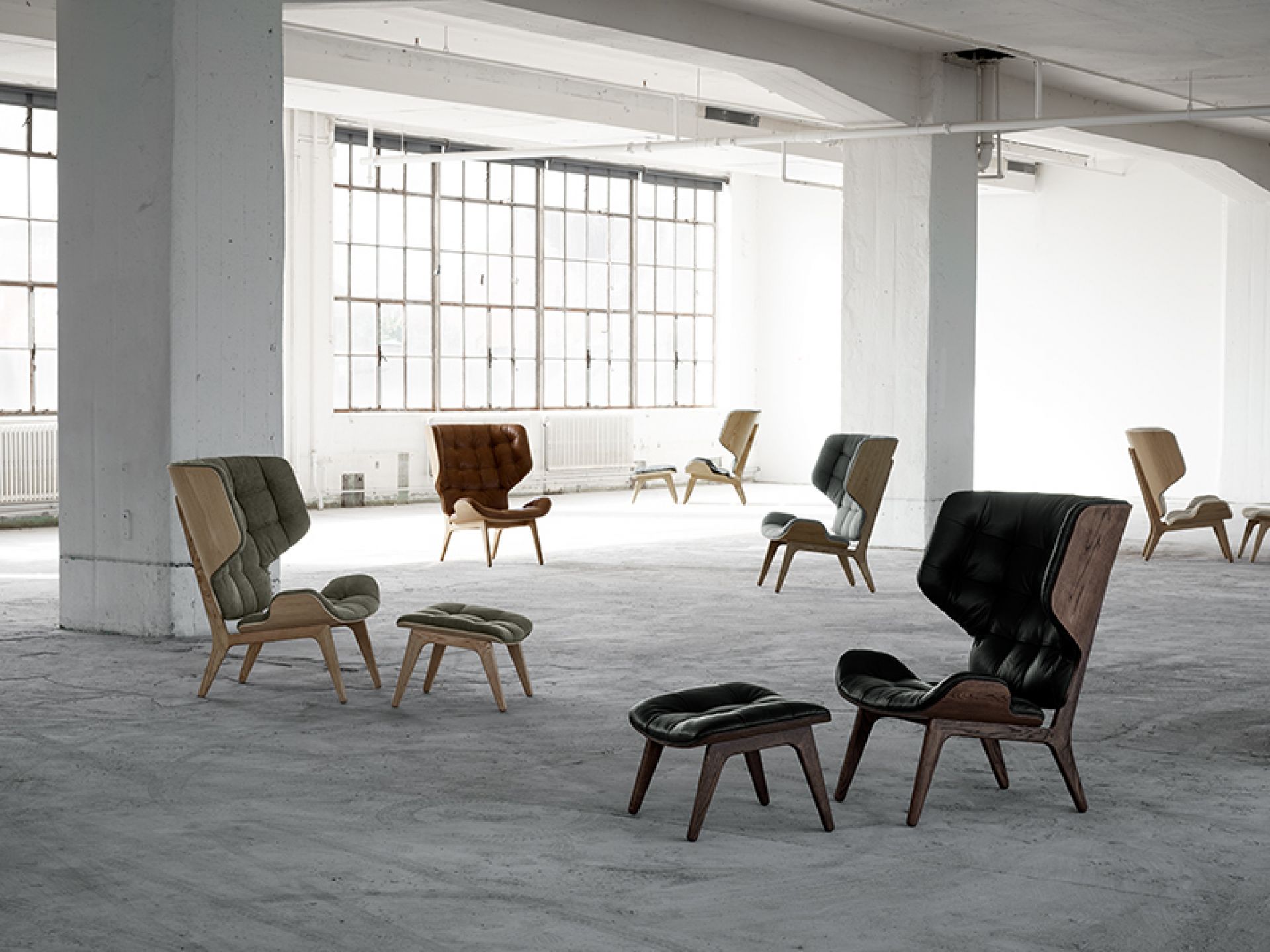 Mammoth Chair Sessel mit Camel Lederbezug und dunklem Eichenholzgestell in heller Umgebung.