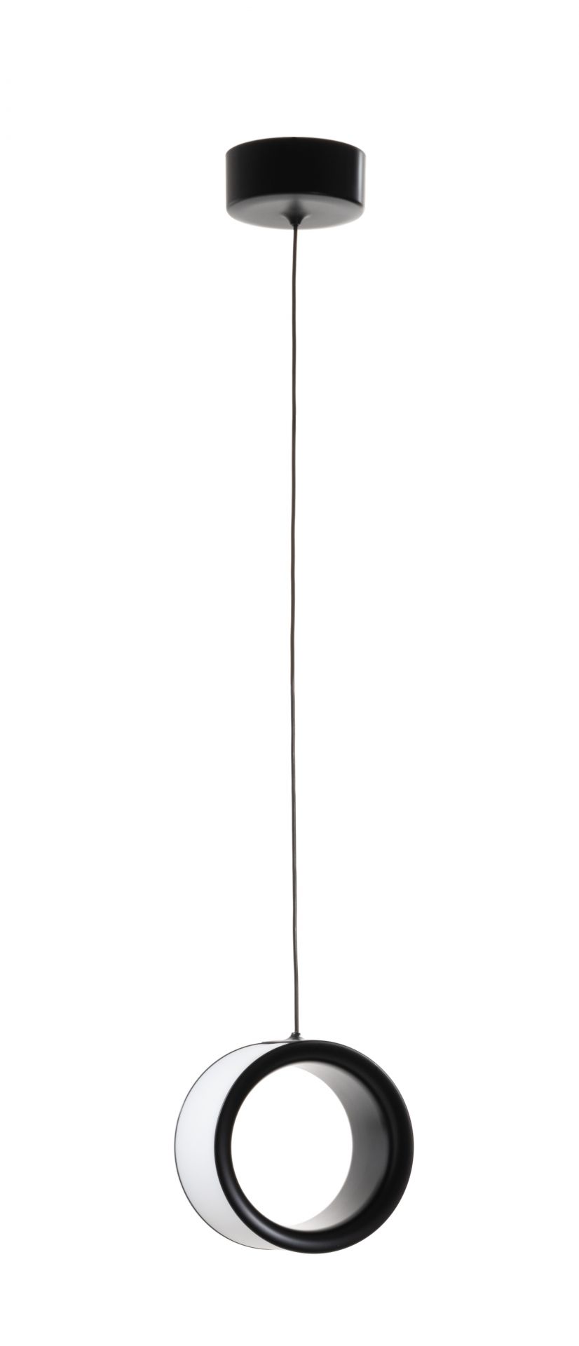 Lost Pendelleuchte von Magis: Minimalistische Hängelampe mit schwarzem Ring und weißem Diffusor.