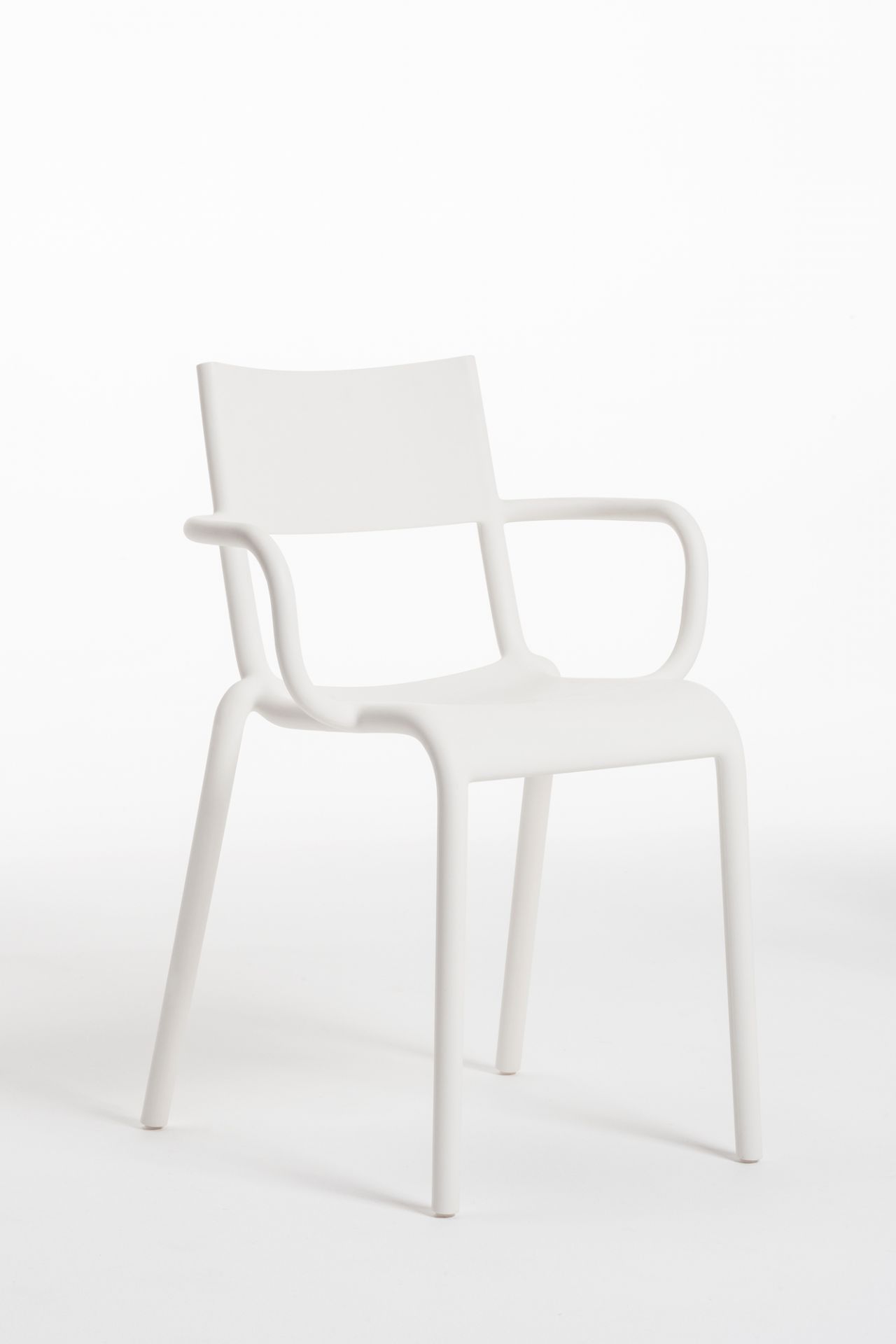 Bild eines weißen A Armlehnstuhls im Kartell-Stil. Moderner Designstuhl für Wohnzimmer und Esszimmer.