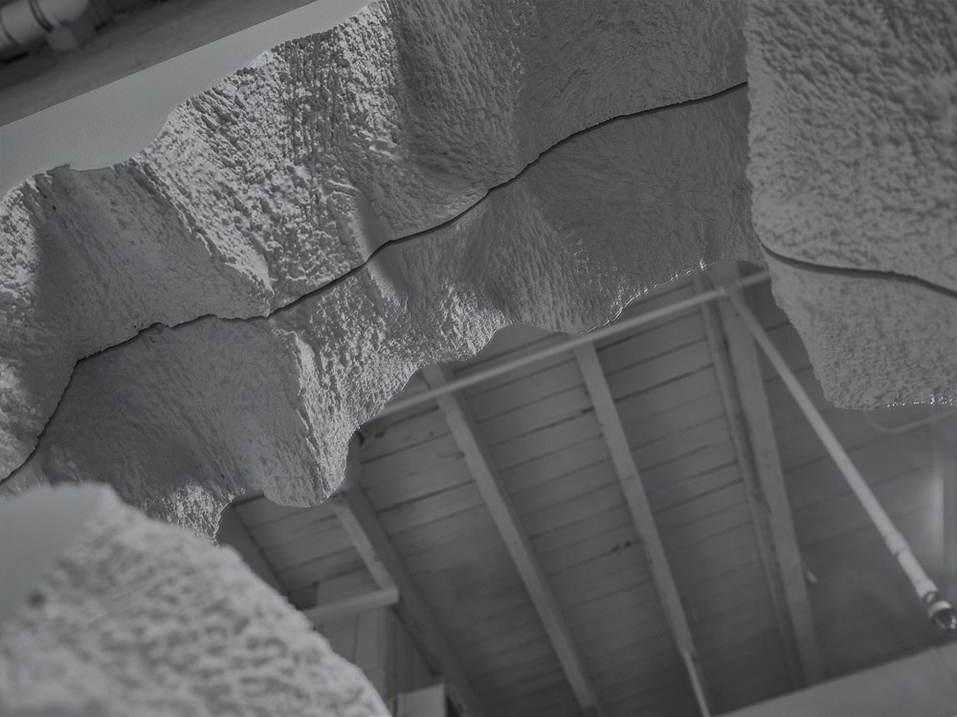 Detailaufnahme des Gufram Broken Mirror Spiegels, ein Designobjekt mit ungewöhnlicher Form und Textur.