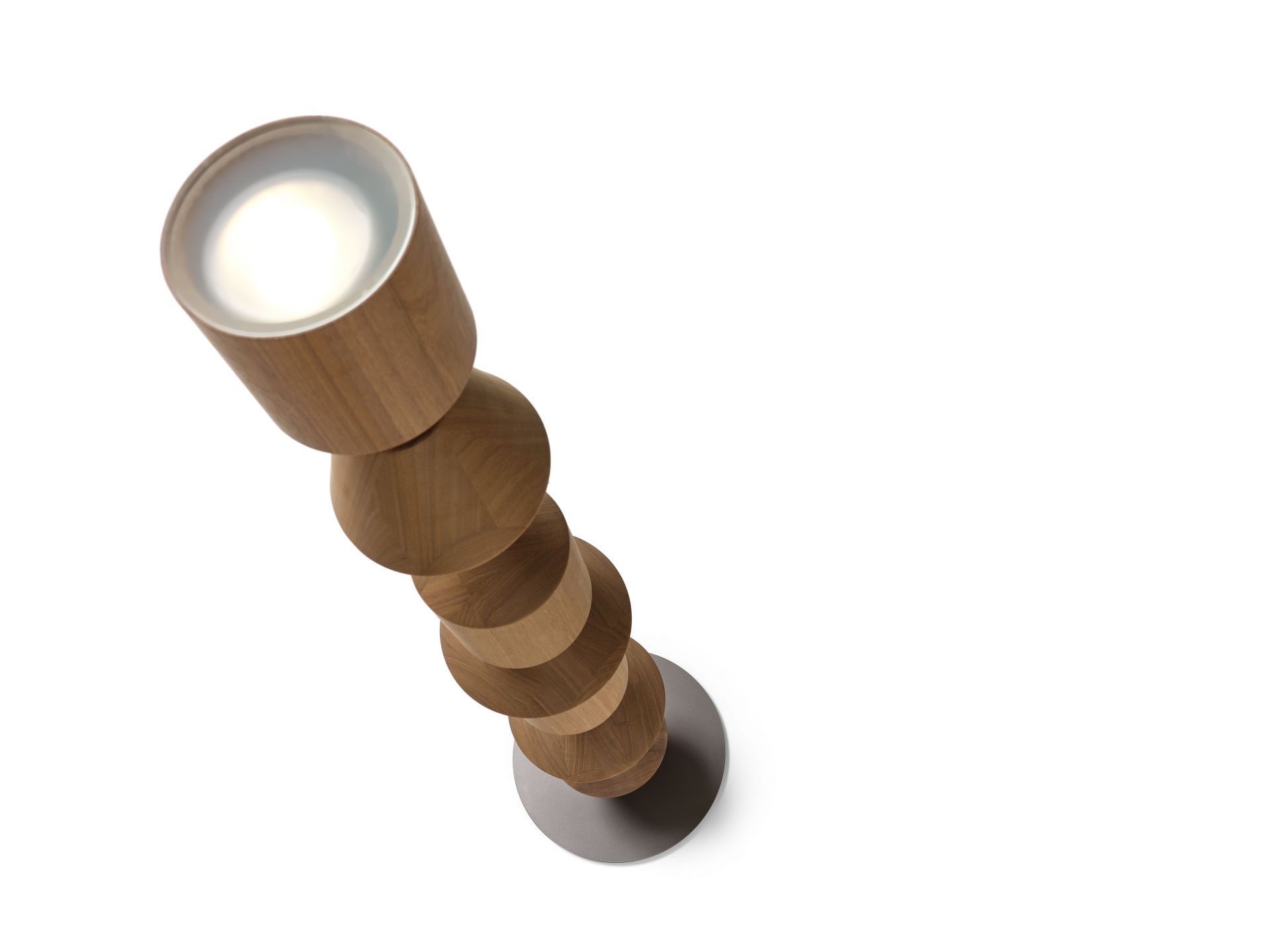 Costantina Stehlampe aus Holz von Mogg, moderne Bodenleuchte mit Holz-Elementen und Metallfuß.