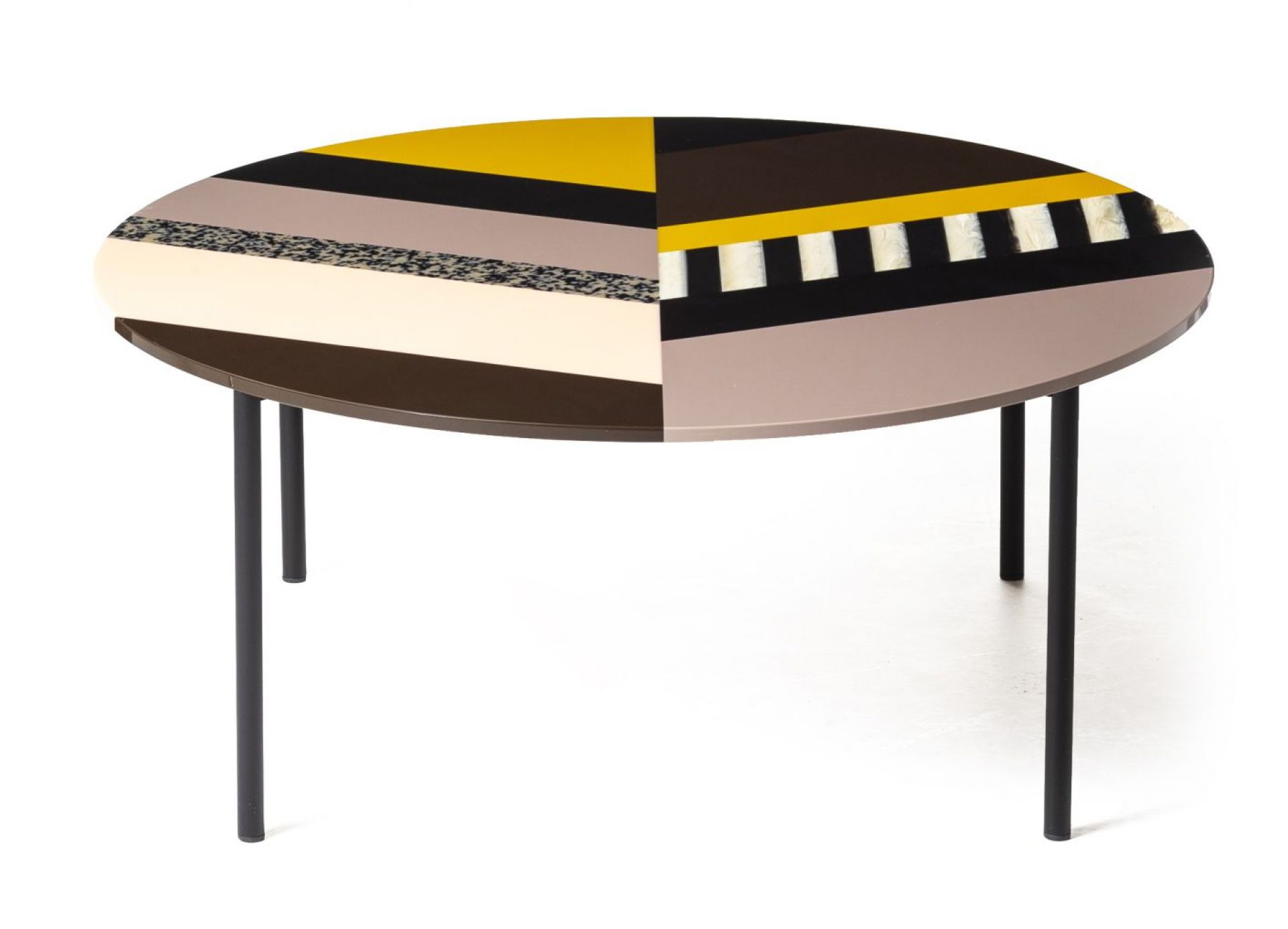 Gelber Fishbone Tisch von Moroso mit Muster und schwarzen Beinen für Esszimmer und Wohnzimmer.