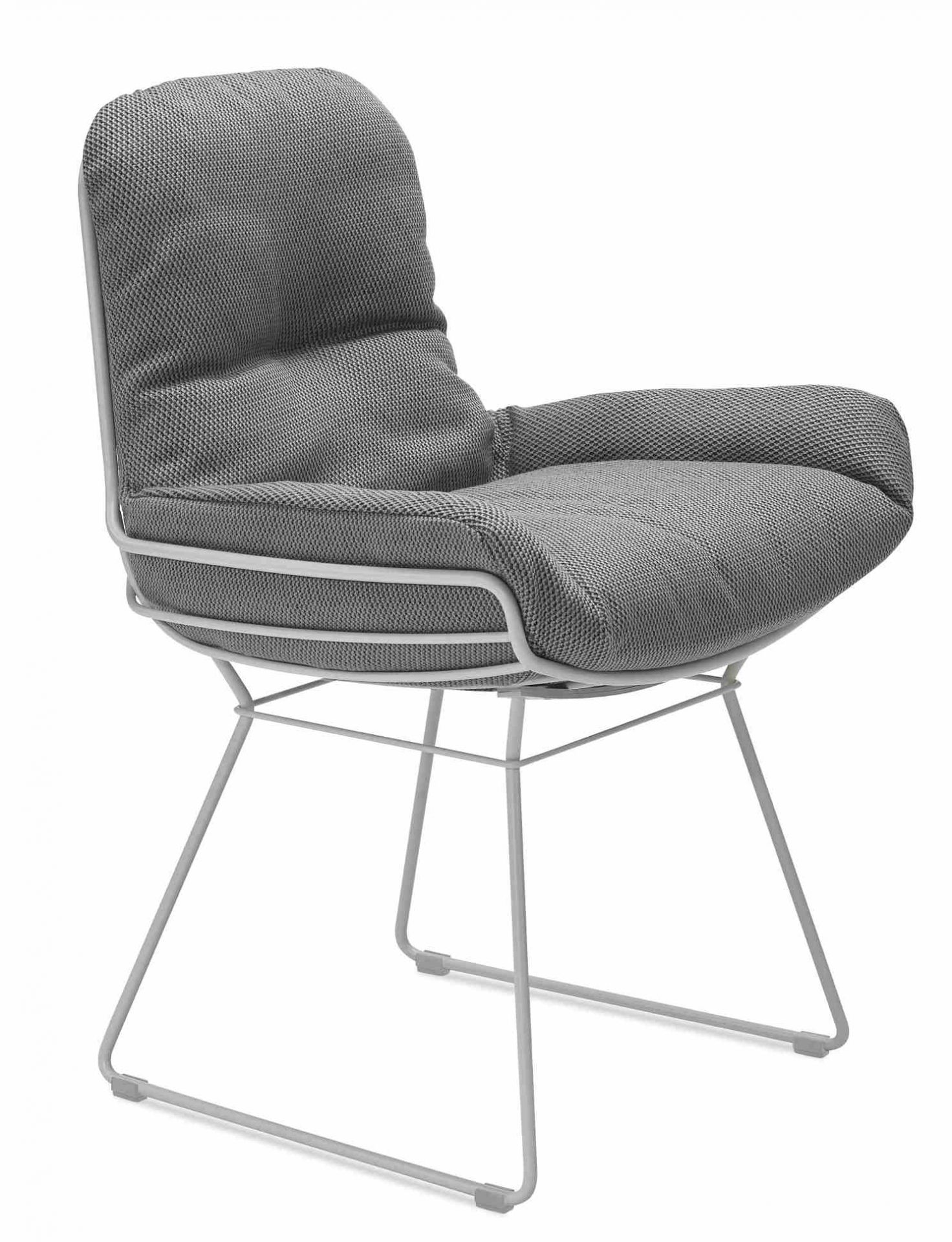 Grauer Leyasol Armchair Low von Freifrau Manufaktur, Outdoor Armlehnenstuhl mit Stahlgestell und gepolstertem Sitz.