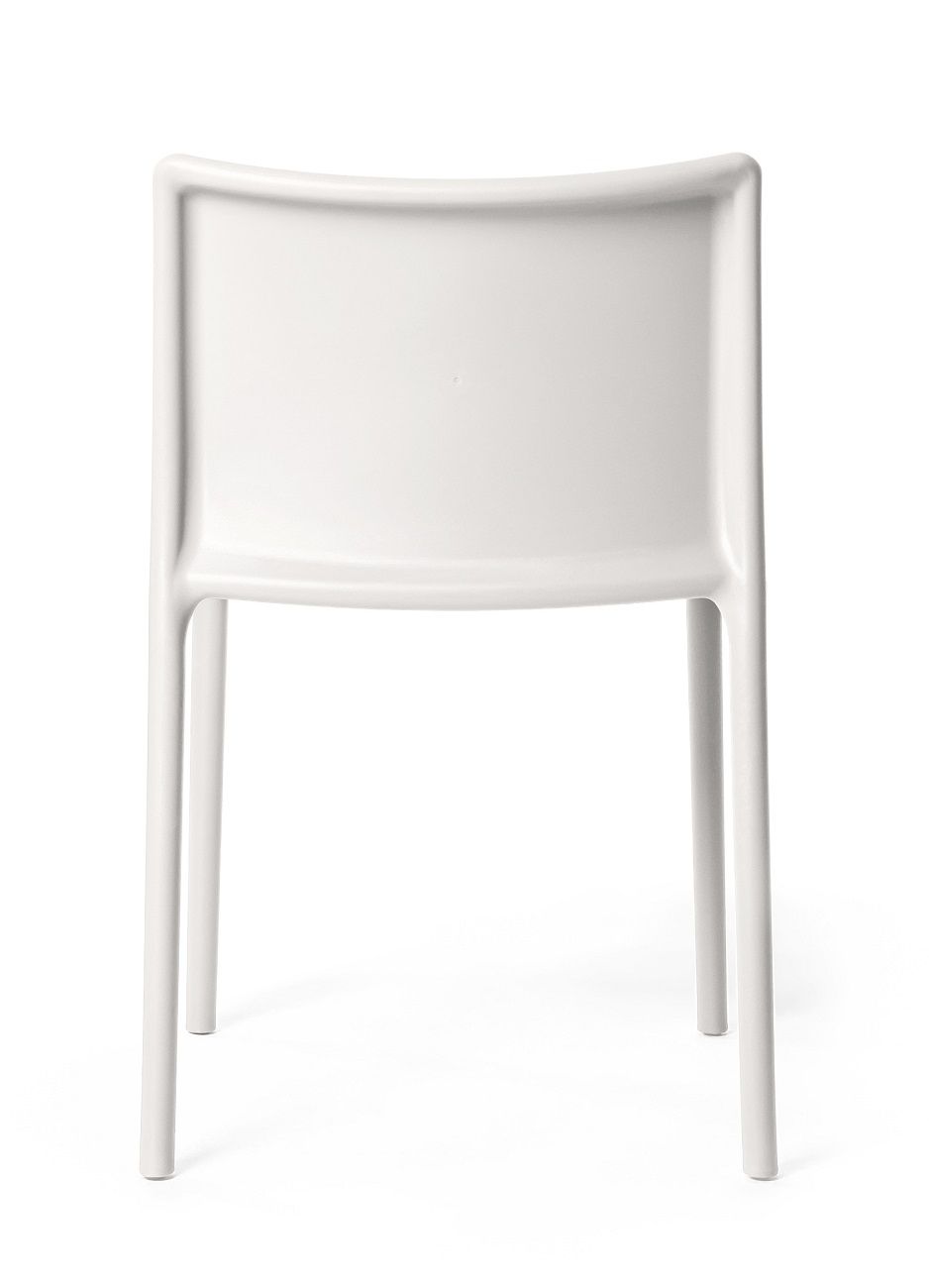 Rückansicht des weißen Air Chair Stuhls von Magis, geeignet für drinnen und draußen.