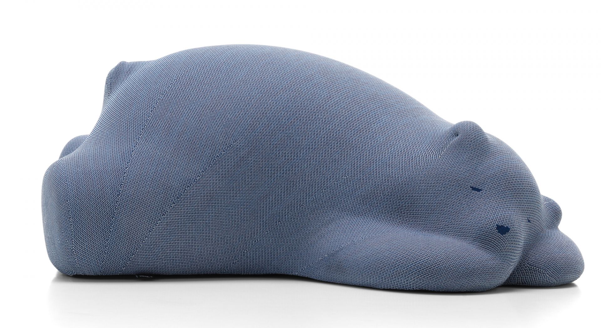 Blauer, liegender Stoffbär "Resting Bear" von Vitra, modernes Design Kuscheltier für Kinder.