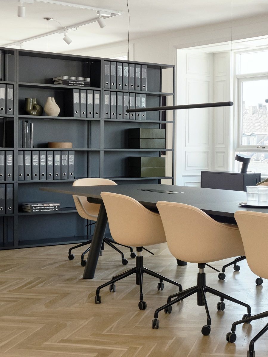 Büro mit schwarzem Tisch und mehreren beigen About a Chair AAC253 / Hay Soft Stühlen.