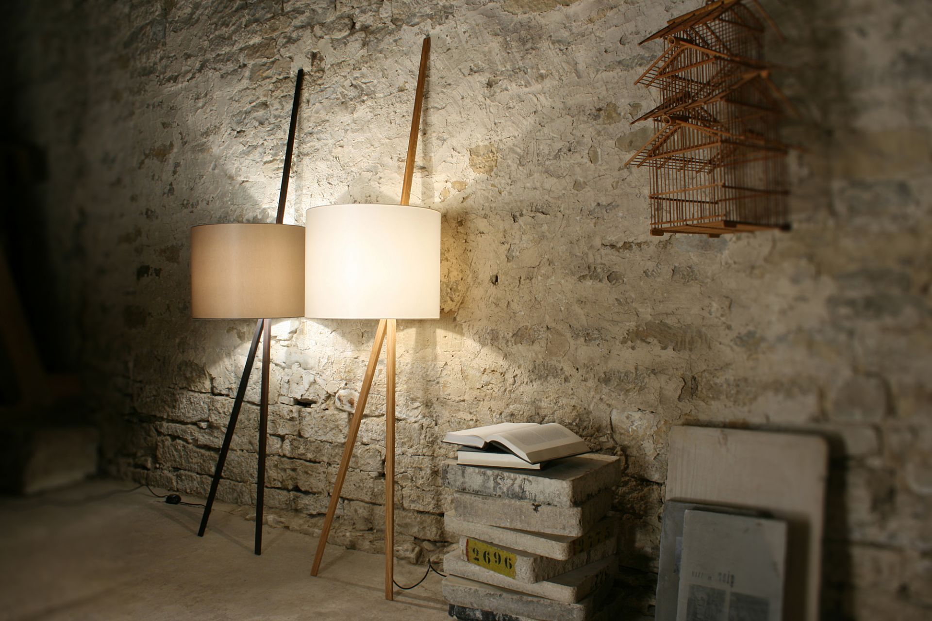 Luca Lean Anlehnleuchte von Maigrau: Stehleuchte aus Eiche geräuchert und bronzegrau, modernes Design für Wohnräume.