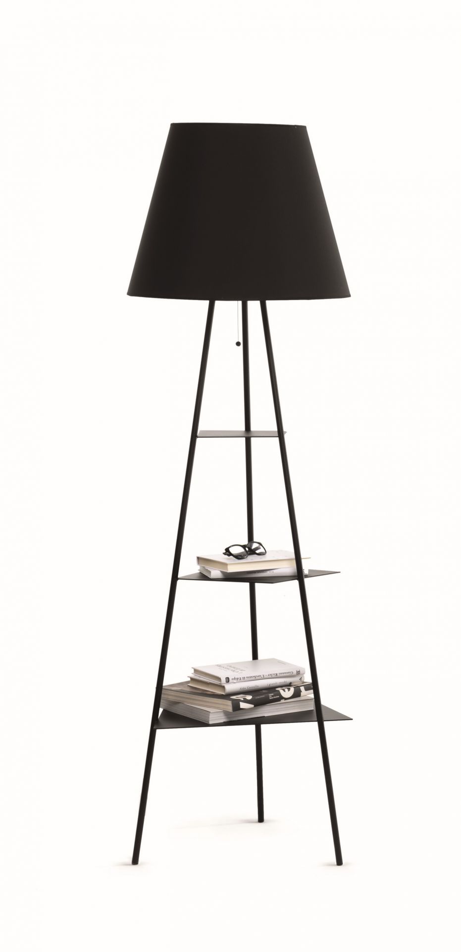 Schwarze Tribeca Stehlampe von Mogg mit Lampenschirm und integrierten Regalen für Bücher und Dekoration.