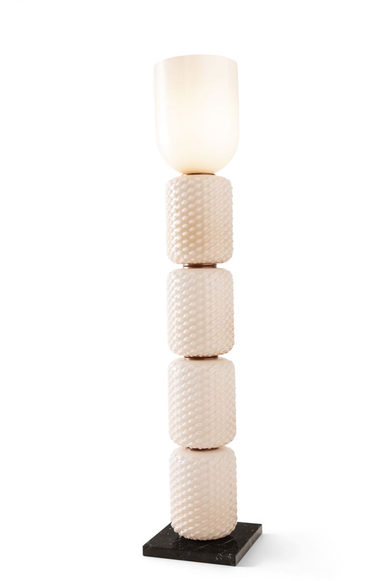 Ficupala Stehleuchte von Cassina: Moderne Designlampe mit Textur und Marmorfuß für Wohnzimmer.
