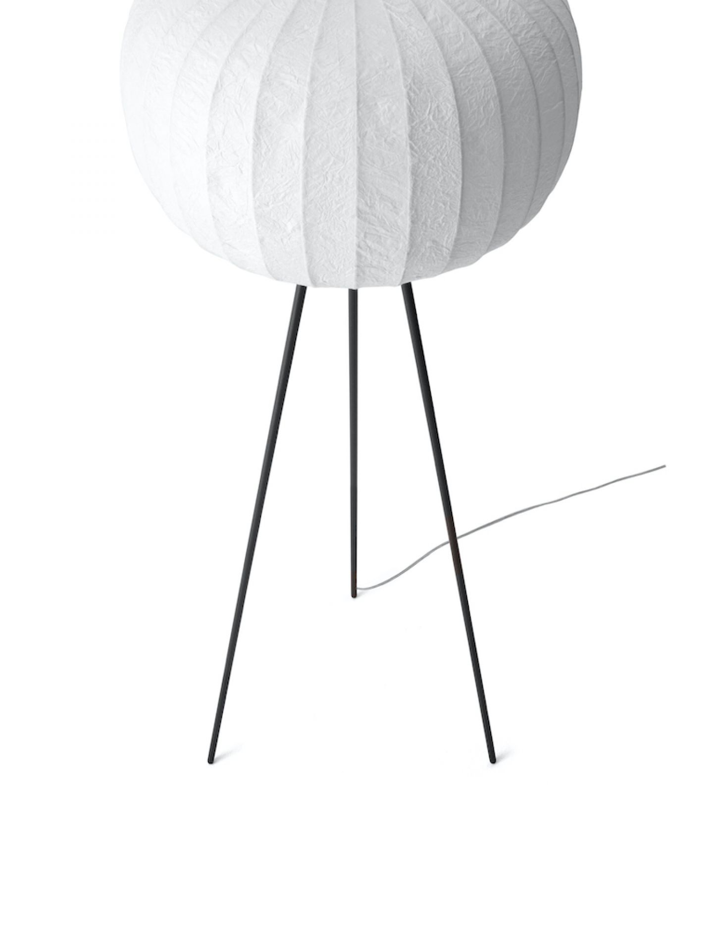 Vipp Paper Floor Lamp: Stehleuchte mit weißem Papierschirm und dunklem Eichenholz-Gestell.
