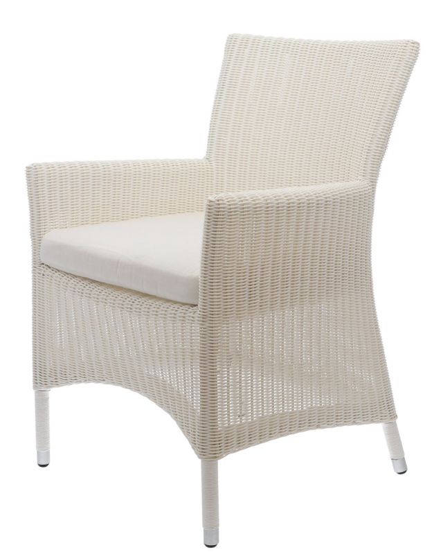 Weißer Rattansessel mit Armlehnen und passendem Sitzkissen für den Outdoor-Bereich.