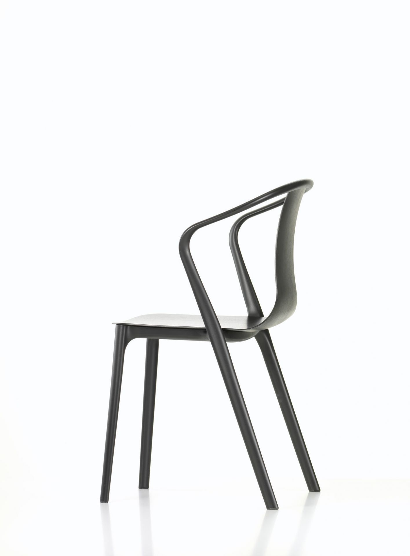 Schwarzer Belleville Armchair von Vitra, ein moderner Kunststoffstuhl mit Armlehnen, Seitenansicht.