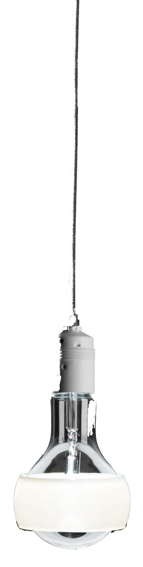 Johnny B. Hängeleuchte von Ingo Maurer: Detailaufnahme der Lampe mit transparentem Schirm und weißem Sockel.