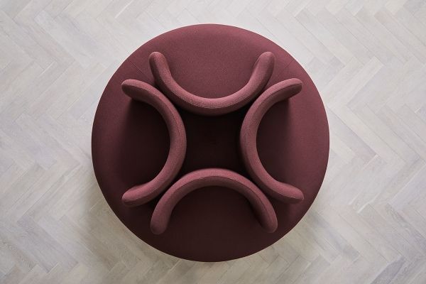 Ansicht von oben: Rotes Easy Sofa von Verpan mit vier gebogenen Sitzelementen. Modernes Design.