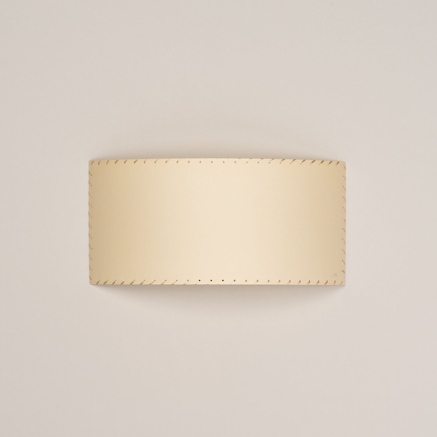 Rechteckige Wandleuchte "Comodín" von Santa & Cole mit beigem Pergament-Lampenschirm und Ziernaht.