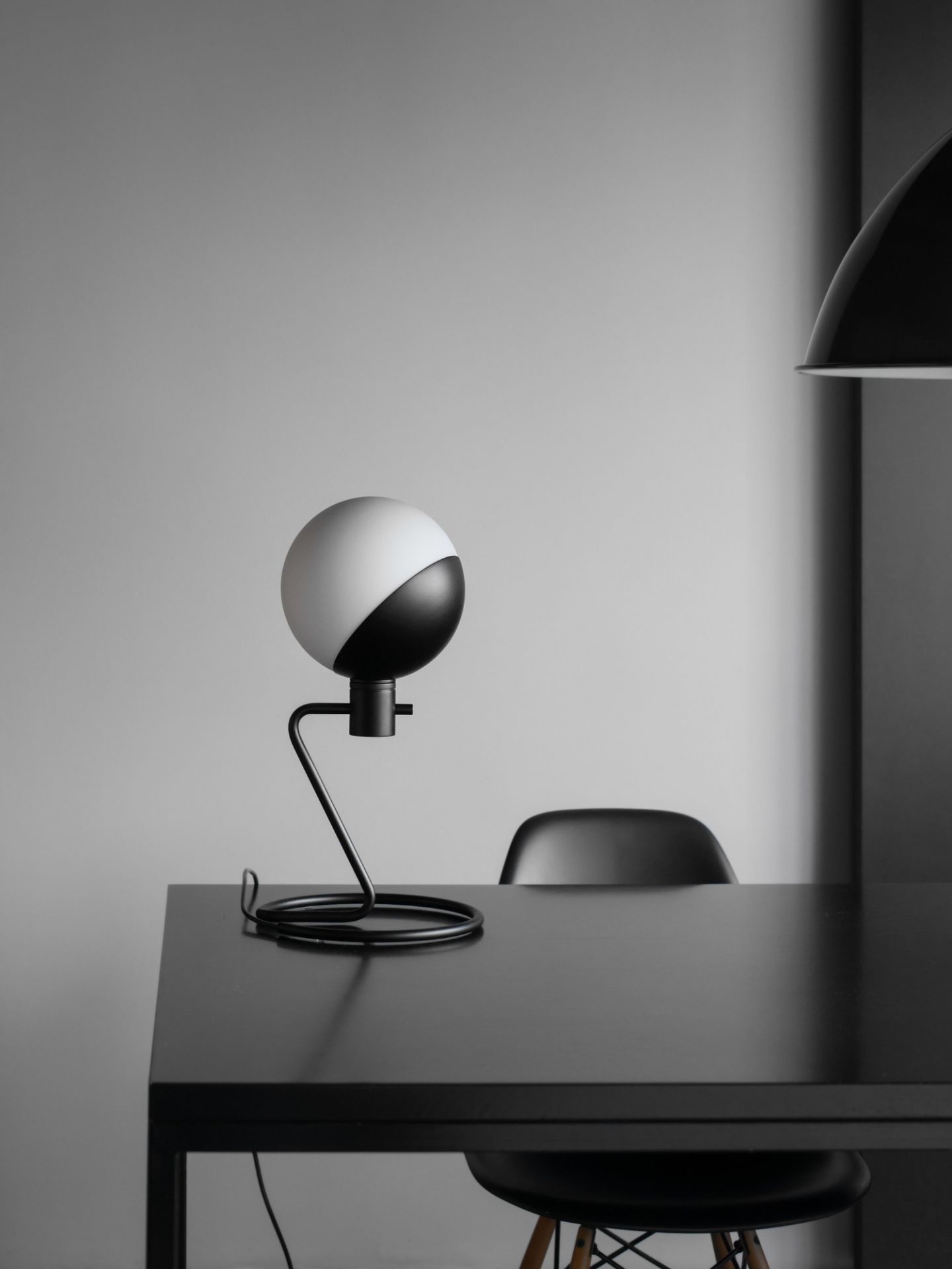 Baluna Tischleuchte von Grupa: Moderne Tischlampe mit Kugel-Design in Schwarz und Weiß.