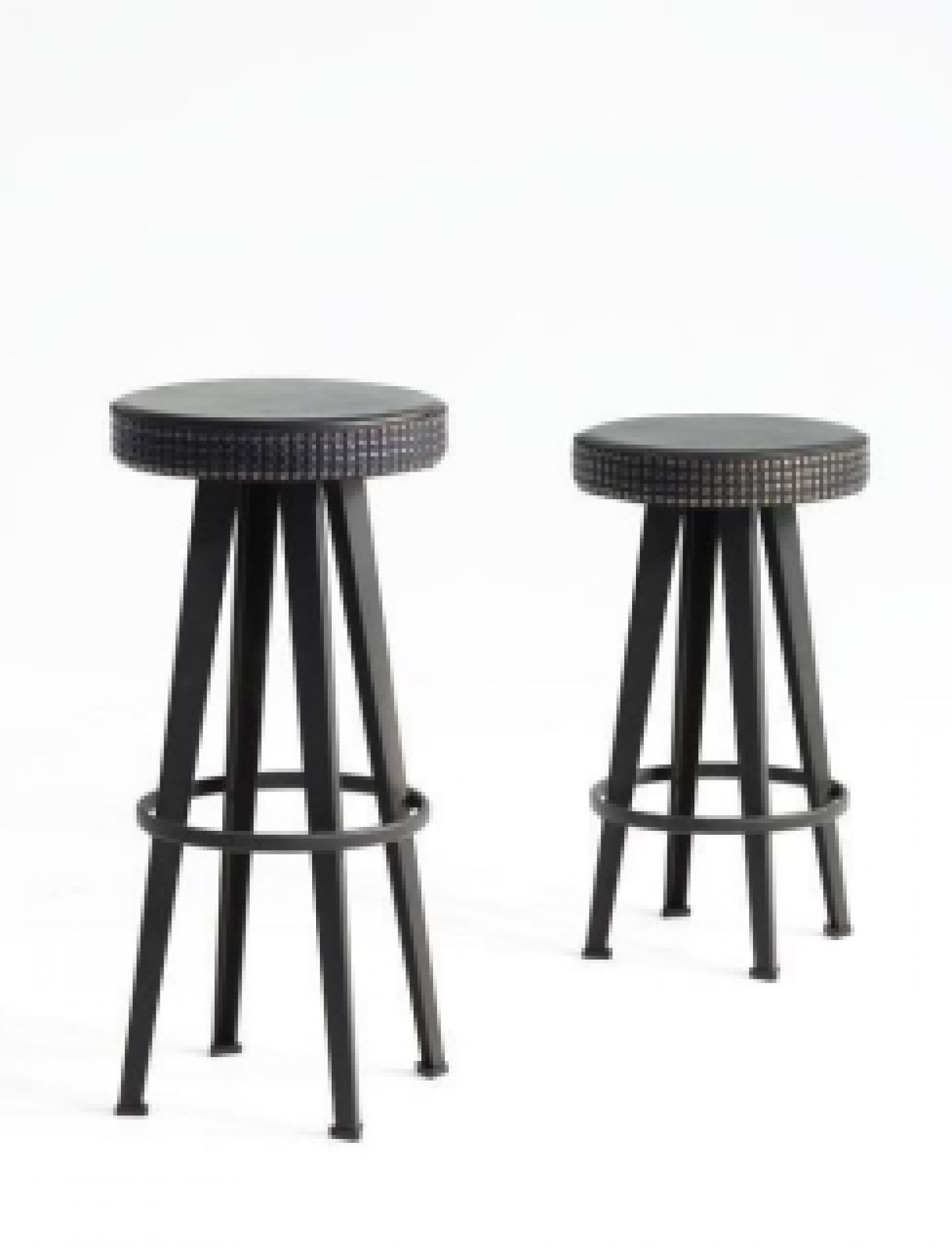 Zwei schwarze Barhocker mit runden Sitzen und Fußstütze. Bar Stud Hocker von Moroso Diesel.