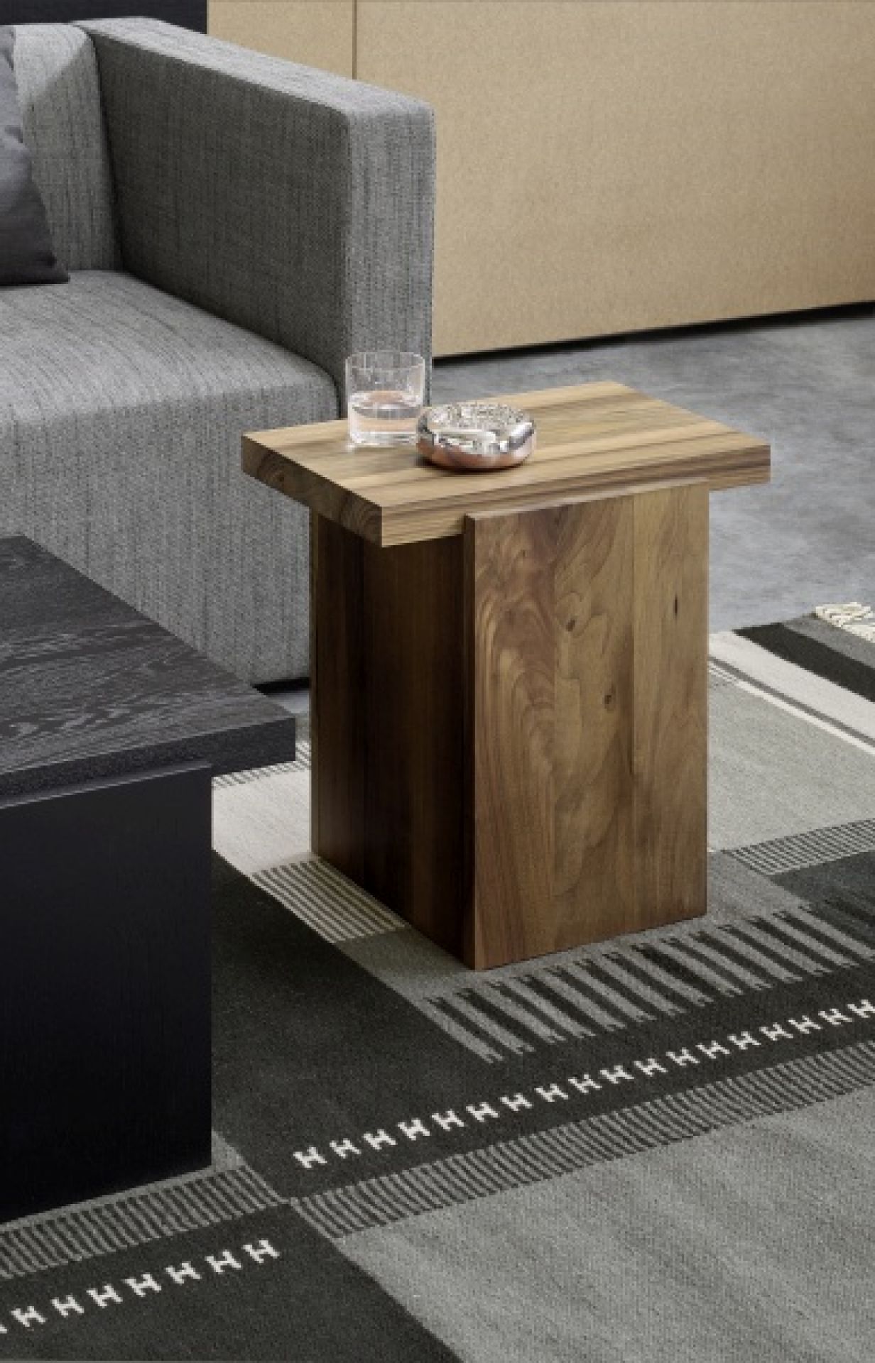 DT02 Tore Beistelltisch von e15 aus geöltem Nussbaumholz, quadratisch, neben Sofa.