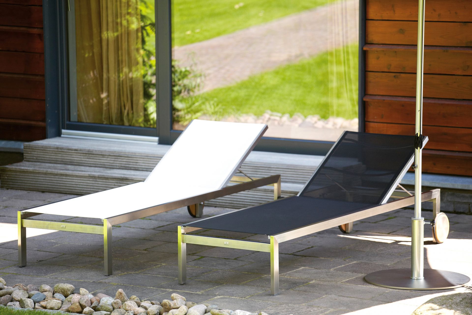 Schwarze Jan Kurtz Sonnenliege aus Aluminium und Textil, moderne Gartenliege für den Außenbereich.