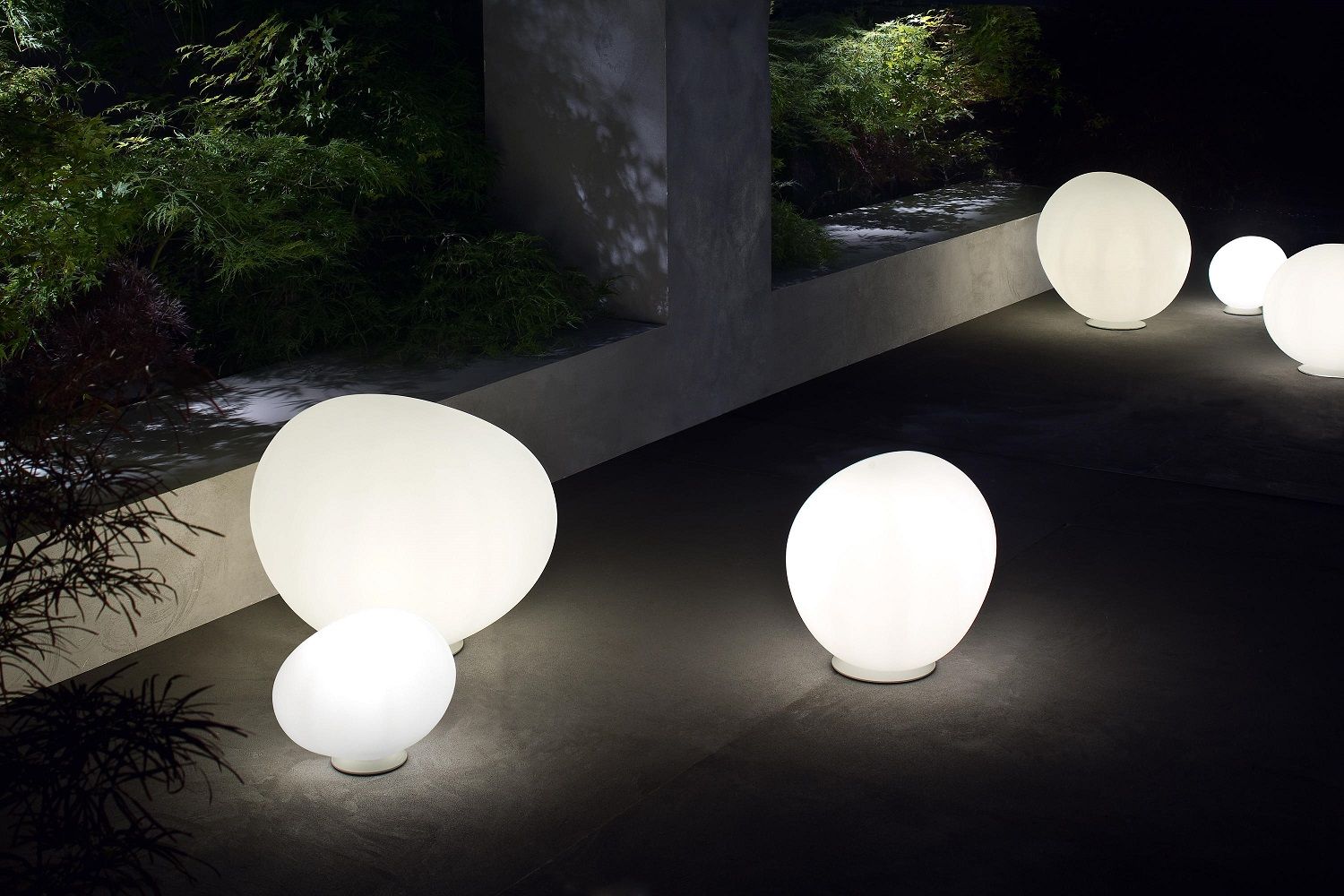 Gregg Outdoor Bodenleuchten von Foscarini, leuchtende Kugeln im Garten, moderne Gartenbeleuchtung.