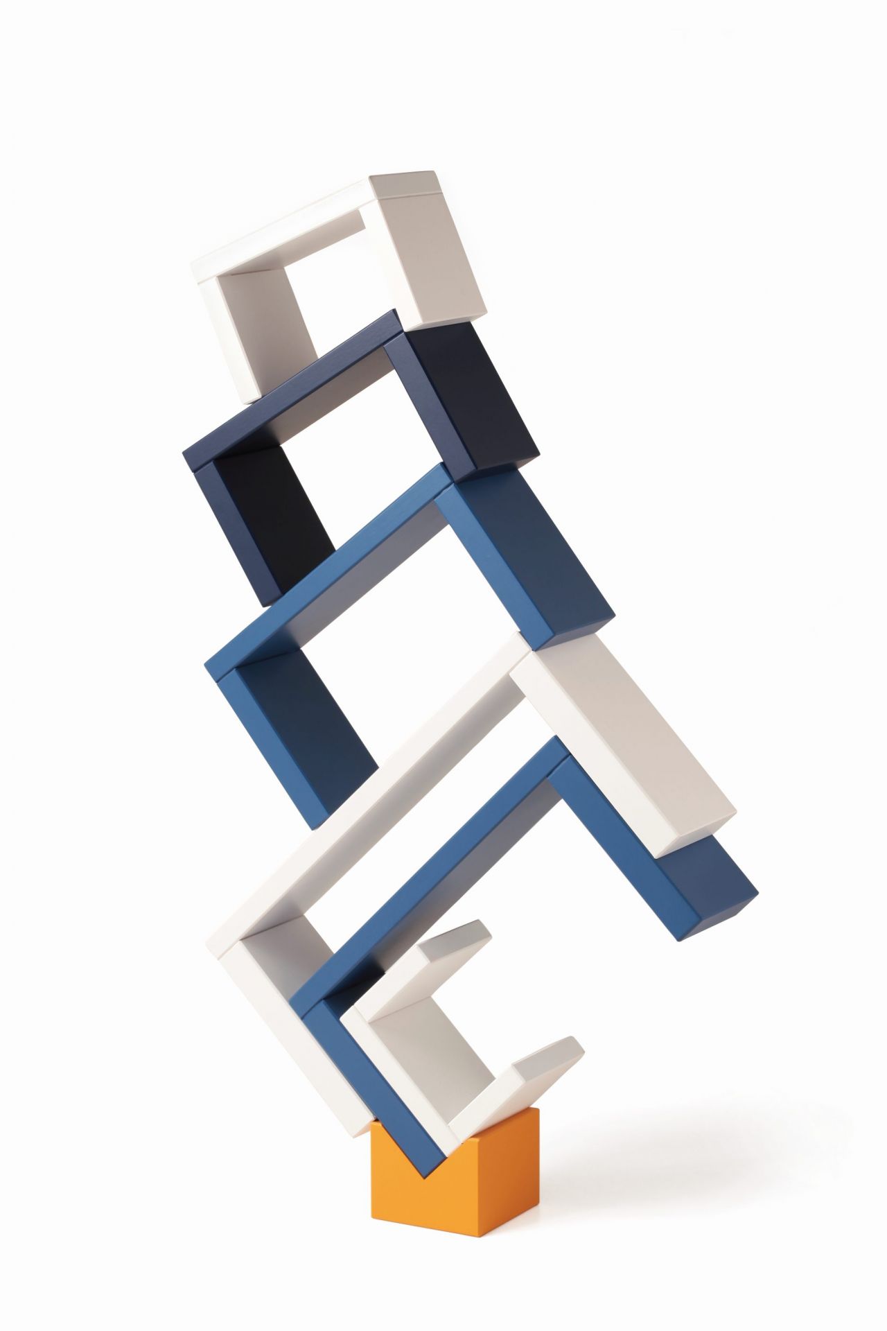 Bauhaus Corus Steckspiel: Bunte Holzbausteine, gestapelt zu einer abstrakten Skulptur, fördert Kreativität und räumliches Denken.