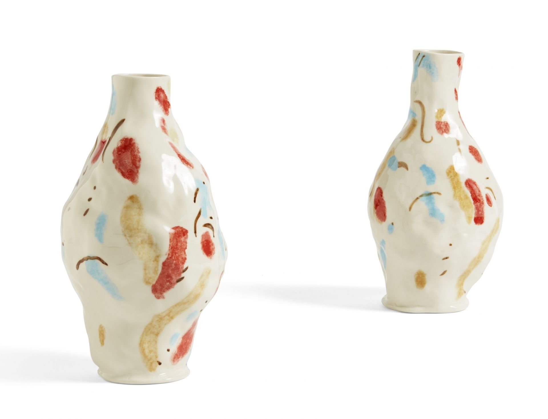 Zwei abstrakte Jessica Hans Vasen mit bunten Miro-inspirierten Mustern auf weißem Keramikgrund.