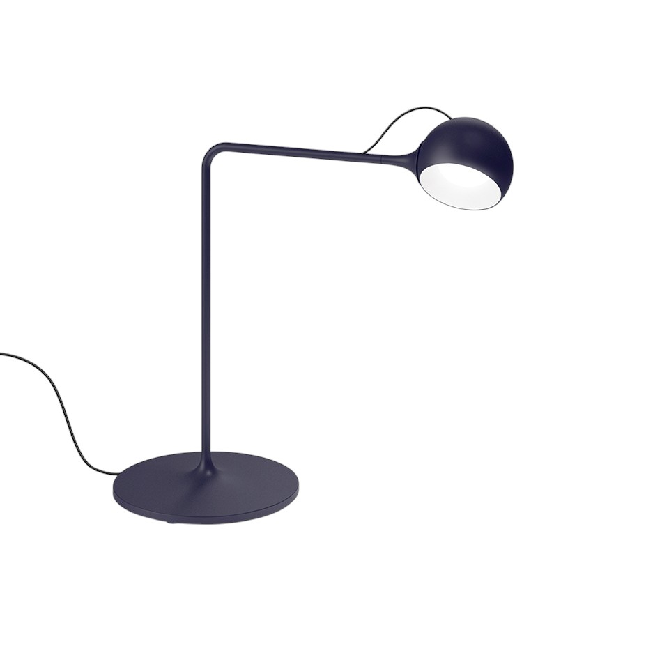 Blaue Ixa Tischleuchte von Artemide: Moderne Schreibtischlampe mit rundem Lampenkopf und minimalistischem Design.