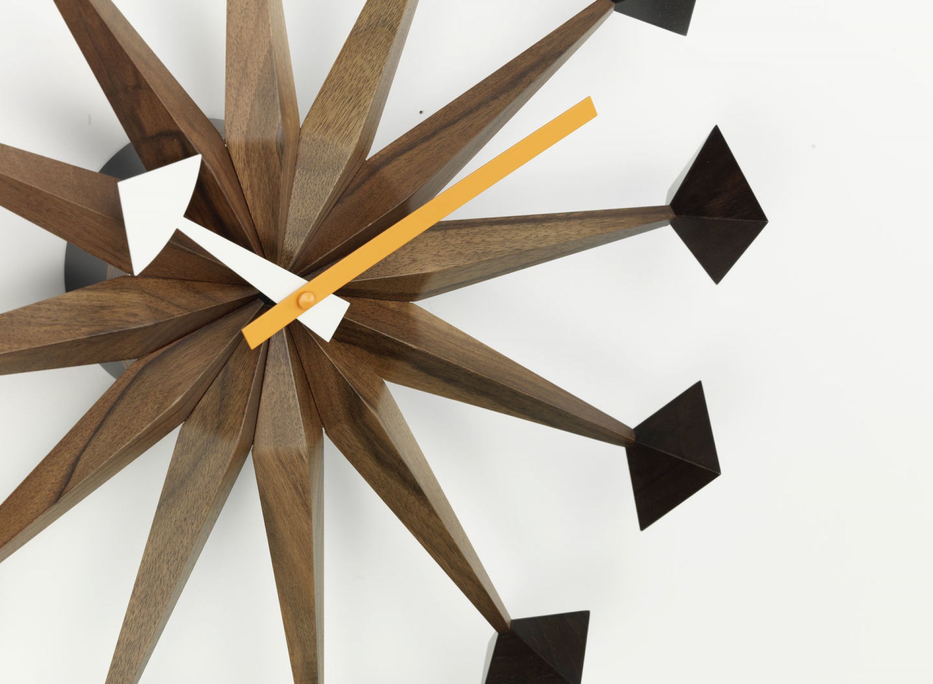 Detailaufnahme der Polygon Clock Wanduhr von Vitra, modernes Design mit Holz und geometrischen Formen.