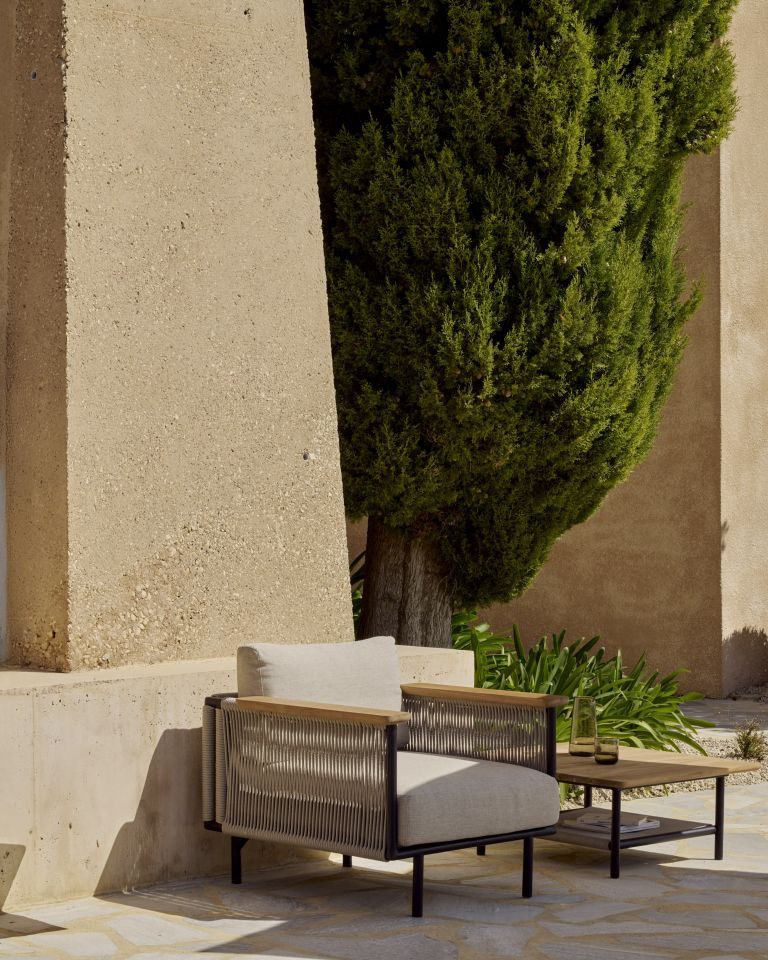 Corbey Outdoor Loungesessel von Ethnicraft: Bequemer Gartensessel aus Aluminium mit Flechtmuster und passendem Beistelltisch.