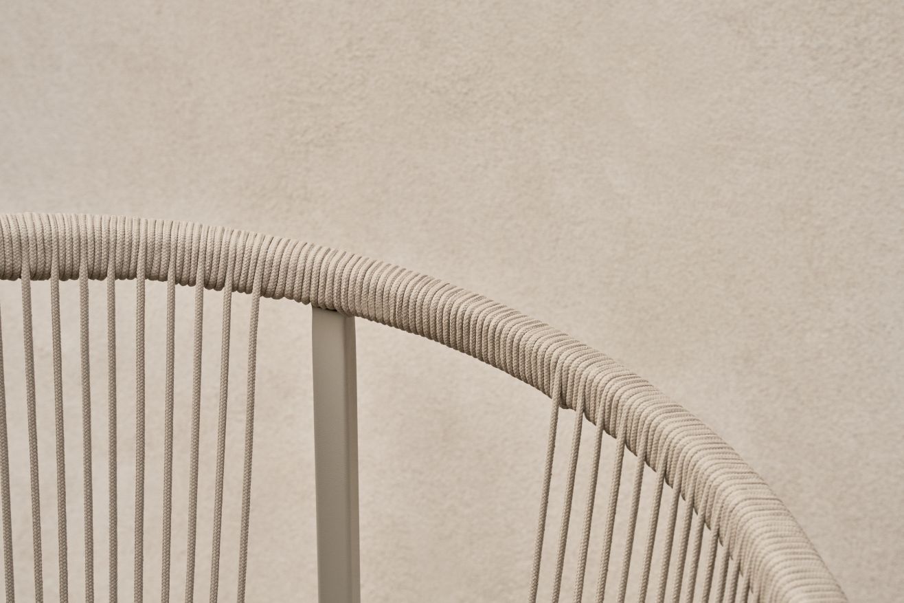 Detailaufnahme: Vipp Lagrasse Loungesessel Outdoor, beiges Seilgeflecht und graues Gestell. Gartenmöbel Design.