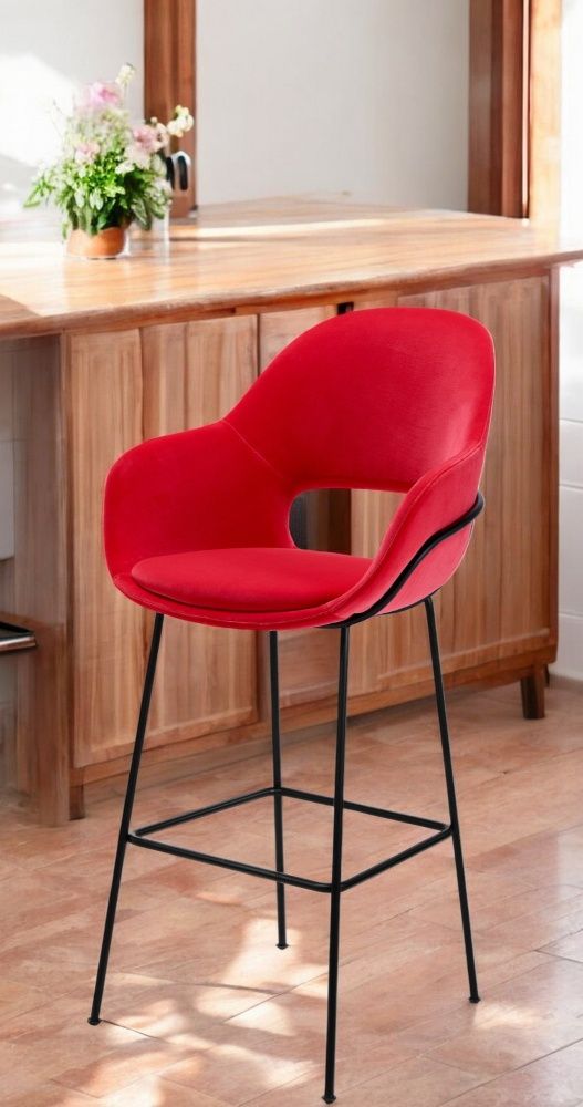 Roter Theia Barhocker mit Armlehne von Freifrau Manufaktur, hoher Hocker mit schwarzem Metallgestell.