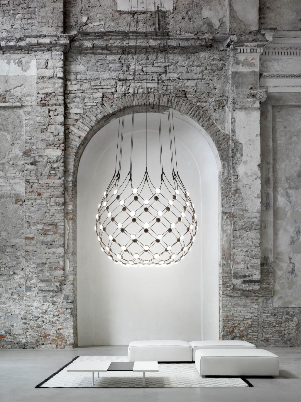 D86 Mesh Deckenleuchte von Luceplan: Draufsicht der modernen Designlampe mit filigranem Netz und Leuchtkörpern.