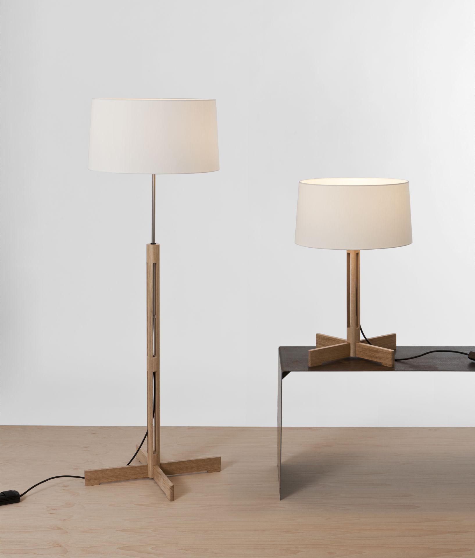 FAD Tischleuchte von Santa & Cole: Tischlampe und Stehlampe mit hellem Lampenschirm und Holzfuß.