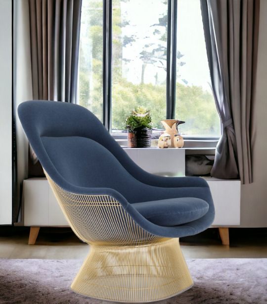 Blauer Platner Sessel von Knoll International mit goldenem Drahtgestell und modernem Design.