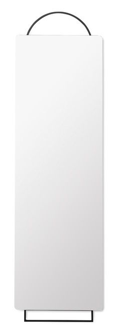 Rechteckiger, großer Adorn Spiegel von Ferm Living in Schwarz mit Aufhängung.