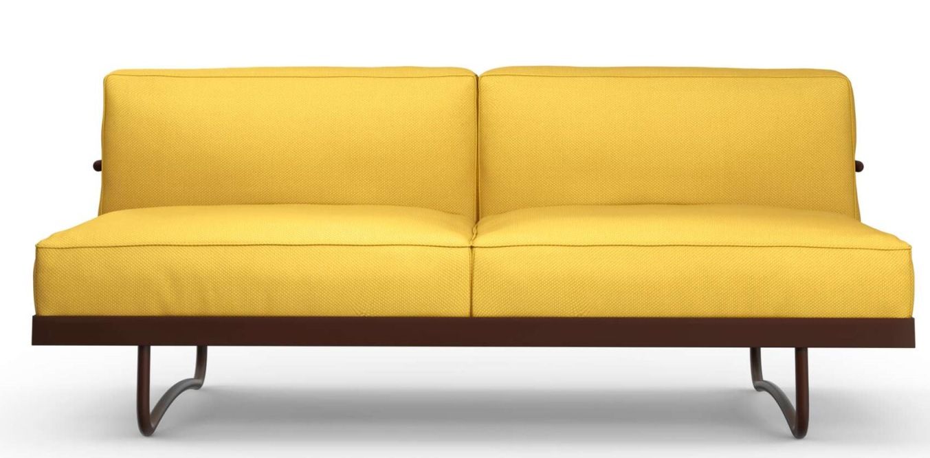Gelbes LC5 Canapé Sofa von Cassina mit braunem Gestell, modernes Design für Wohnzimmer.