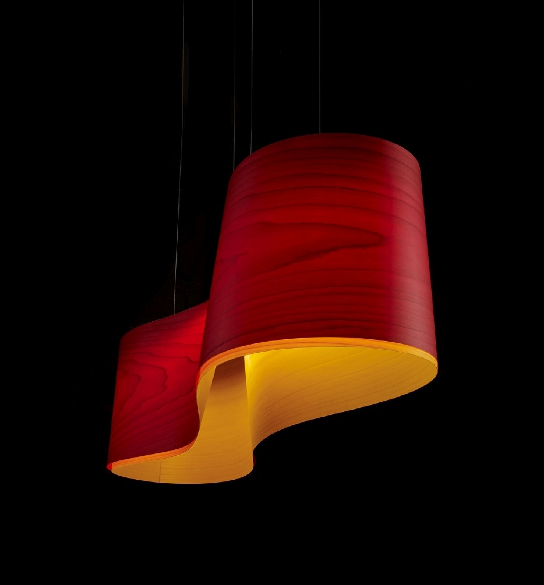 Rote New Wave Pendelleuchte von LZF Lamps: Moderne Hängelampe mit Holzfurnier und warmem Licht.