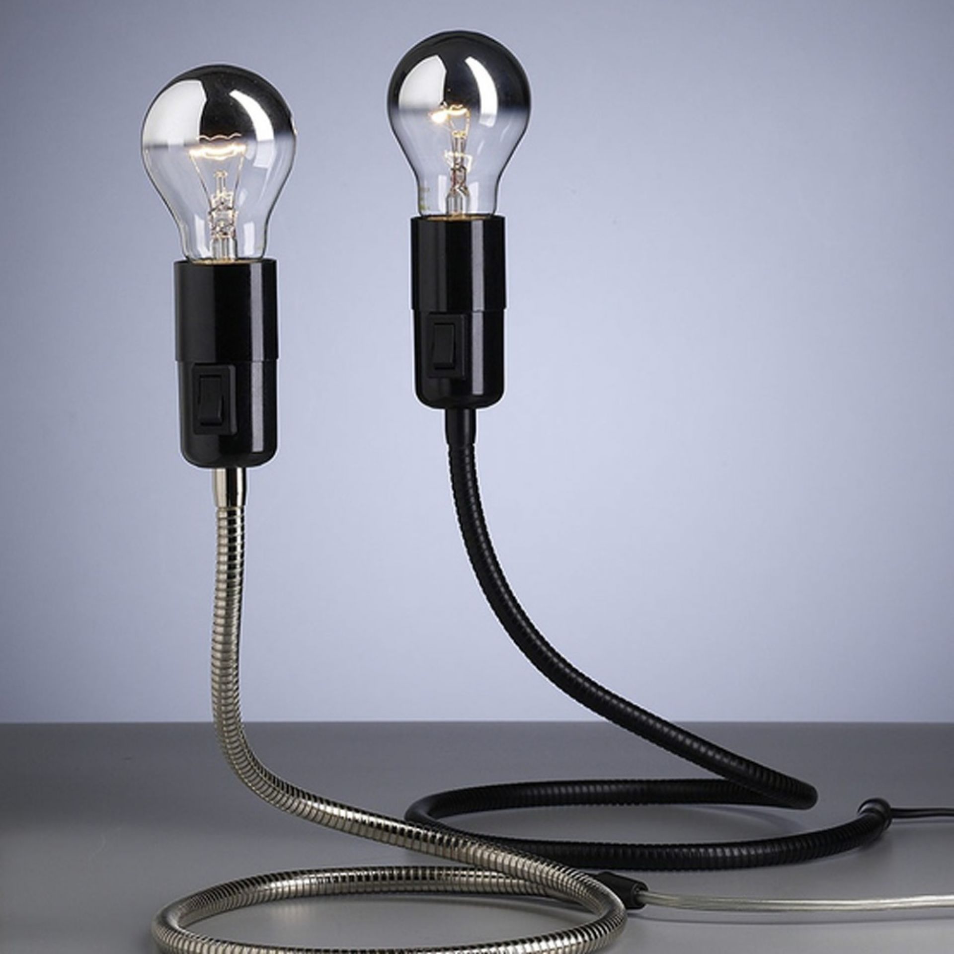 LW S 02 Lightworm Tischleuchte von Tecnolumen mit zwei Glühbirnen und flexiblen Schläuchen.