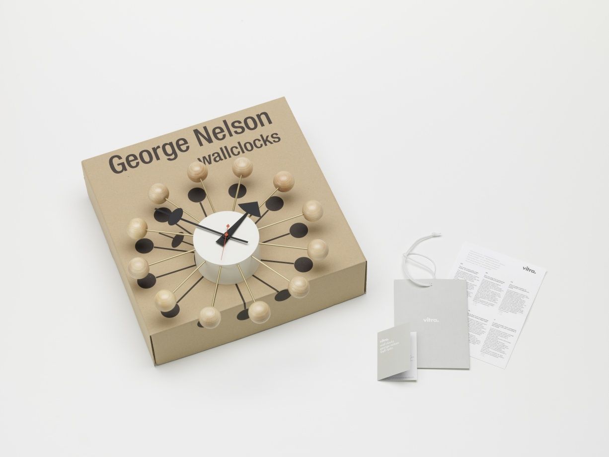 Ball Clock Wanduhr Buche natur Vitra