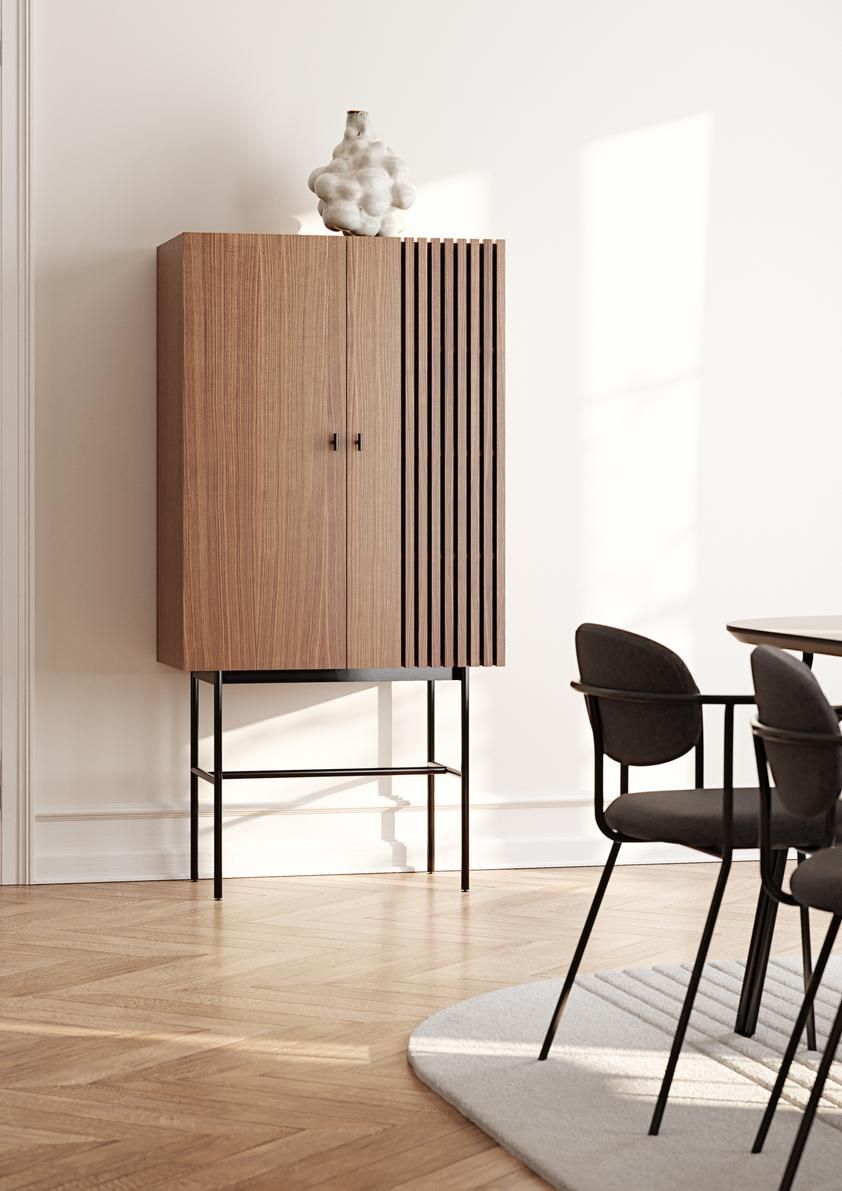 Grauer Kyoto Teppich von Woud, runder Wollteppich (Ø 250cm) im modernen Wohnzimmer.