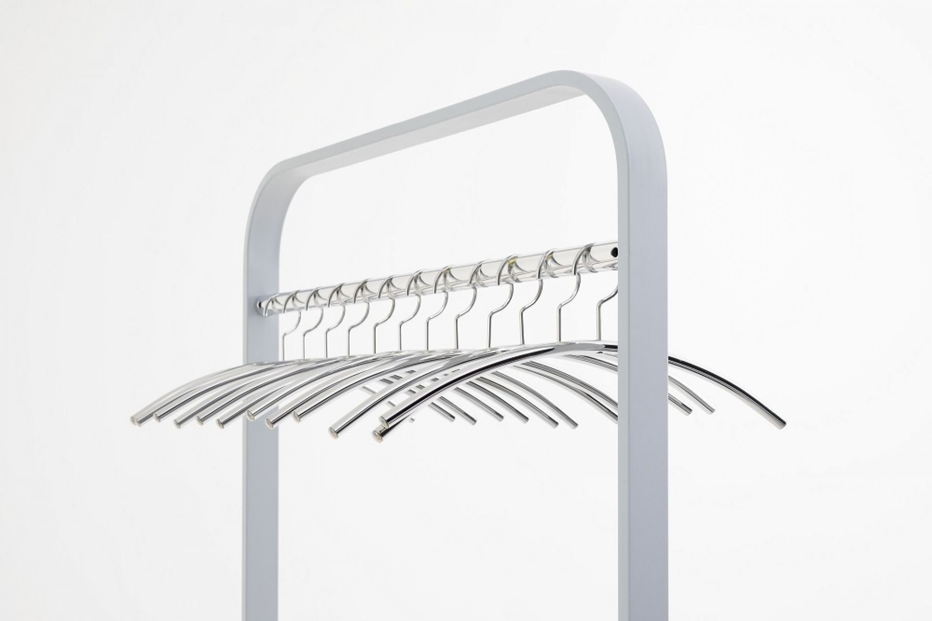 Focus Standgarderobe von Cascando: Moderne, freistehende Garderobe mit silbernen Kleiderbügeln und hellem Gestell.