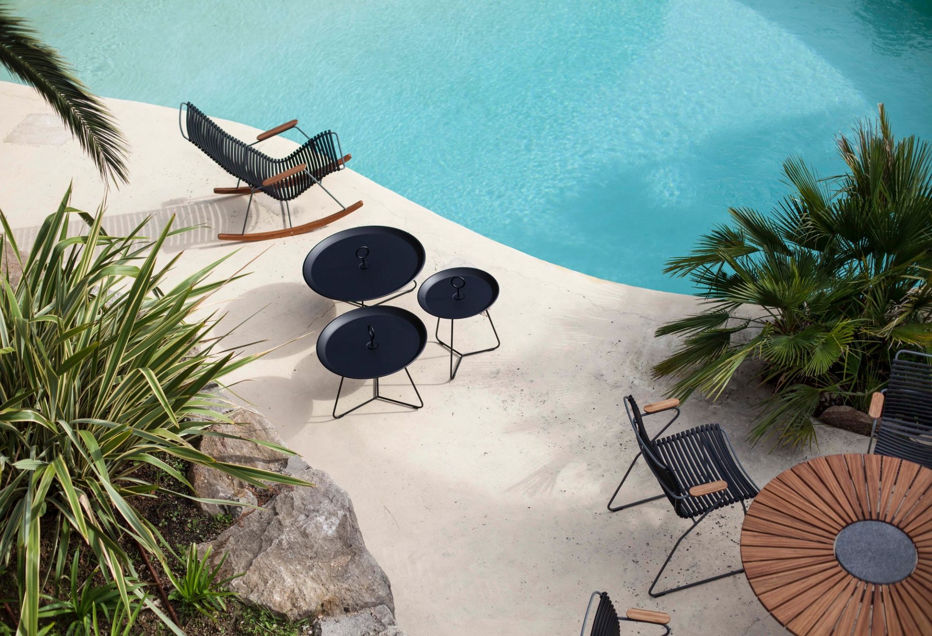 Draufsicht: Eyelet Beistelltische von Houe in Schwarz, Outdoor-Möbel am Pool, Gartentisch, Balkontisch.