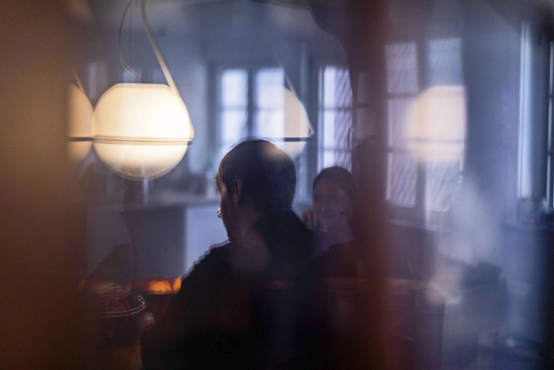 Tonda Pendelleuchte von Foscarini, eine moderne Hängelampe in Weiß, die ein warmes Licht spendet.