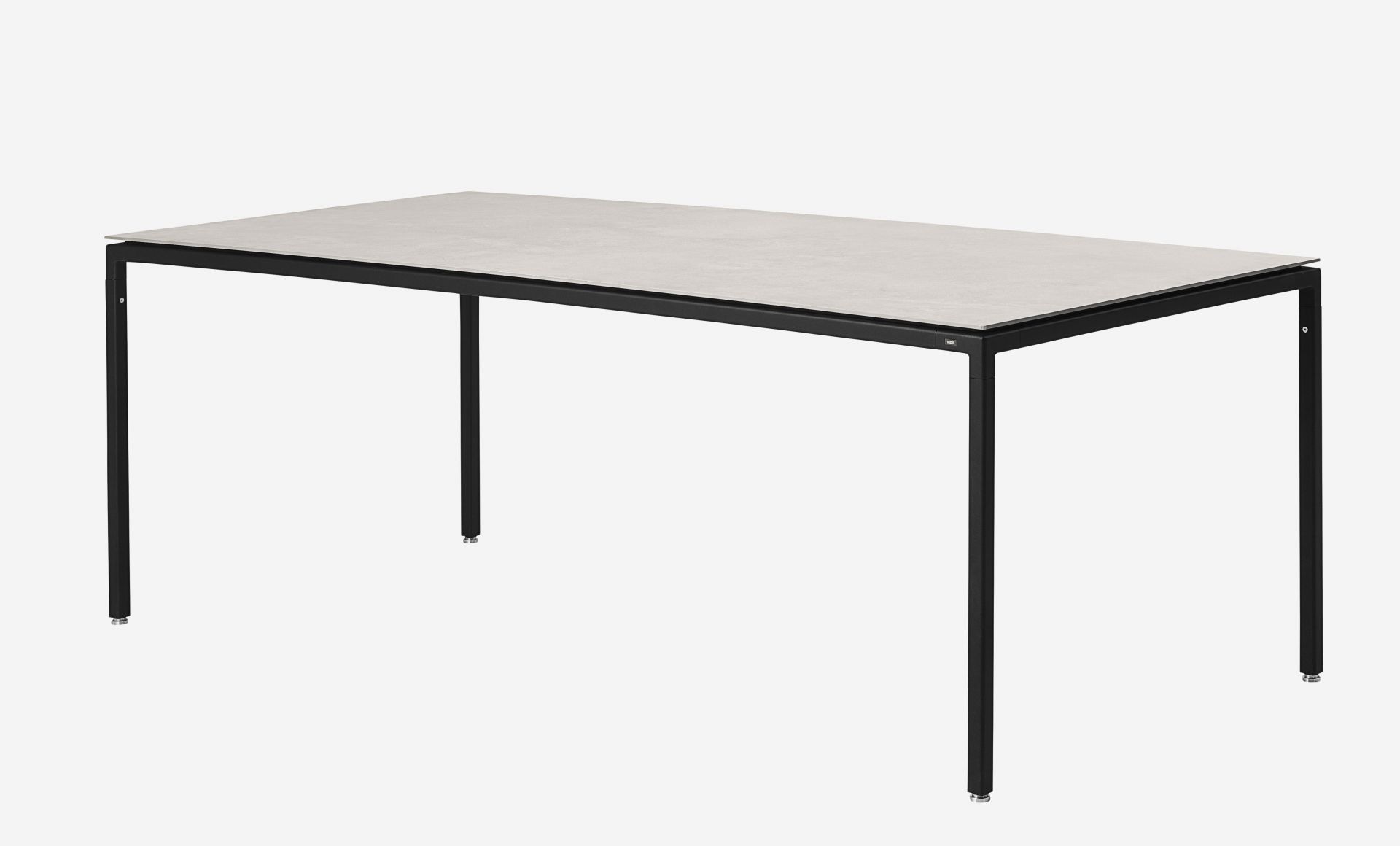 Vipp Tisch Medium mit hellgrauer Tischplatte und schwarzem Stahlgestell, moderner Esstisch für Esszimmer.