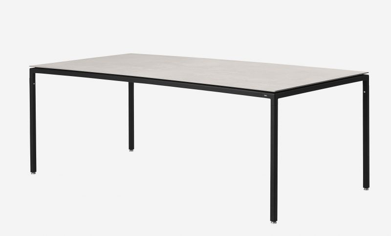 Vipp Tisch Medium mit hellgrauer Tischplatte und schwarzem Stahlgestell, moderner Esstisch für Esszimmer.