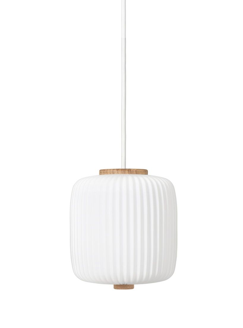 Weiße EK61 Opal Pendelleuchte von Carl Hansen mit gerippter Oberfläche und Holzelementen. Moderne Hängelampe für Wohnräume.