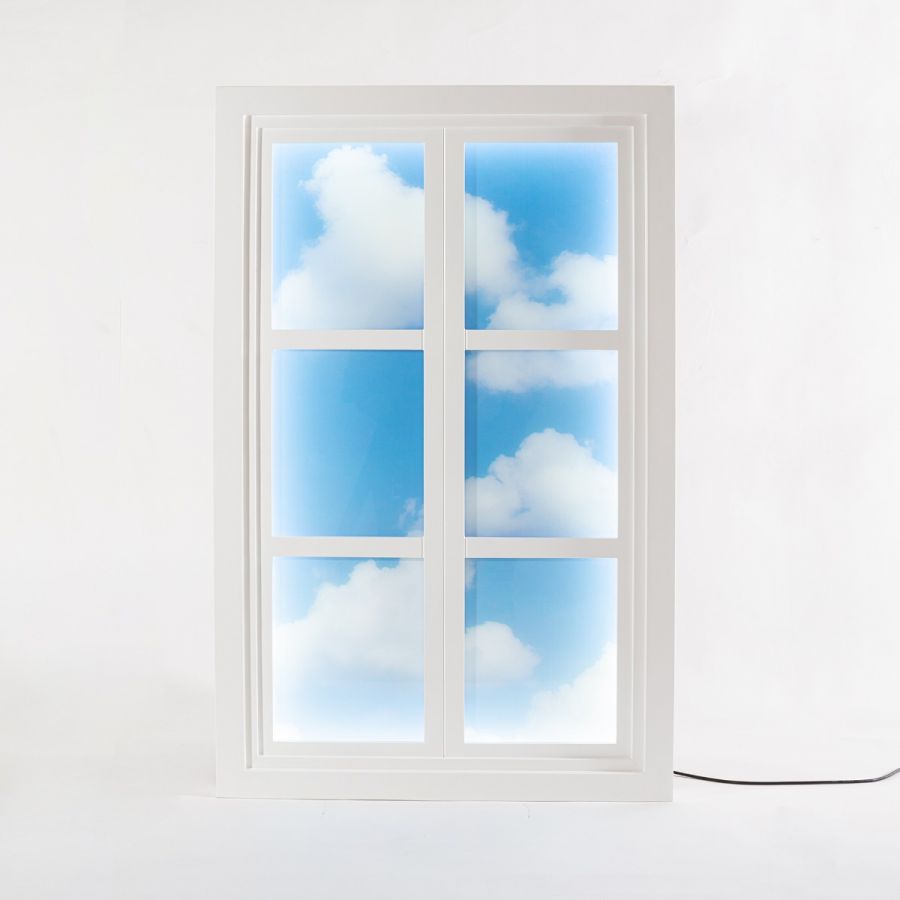 Seletti Fenster Leuchte: Weiße Fensterlampe mit blauem Himmel und Wolken als Lichtmotiv.