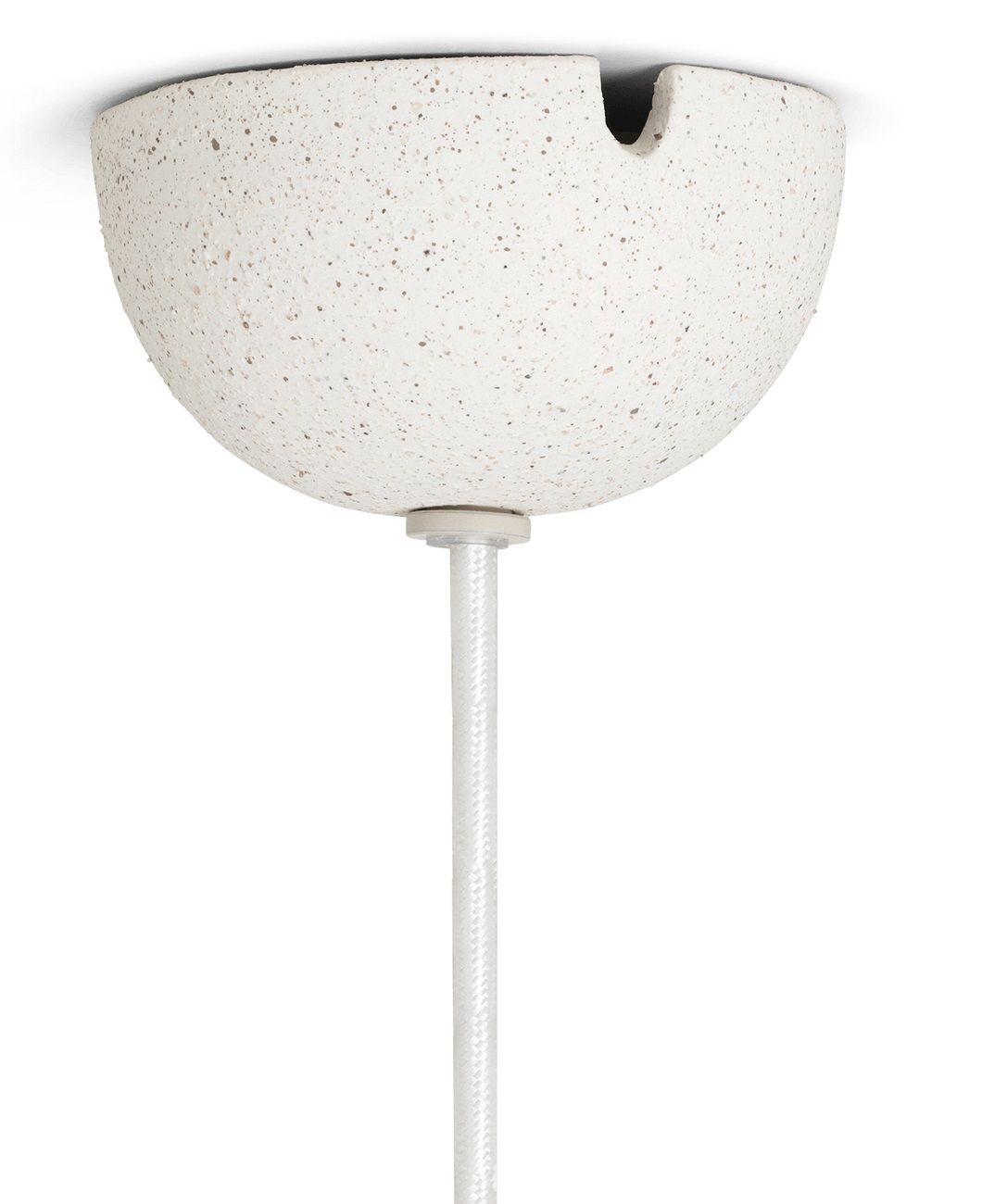 Nahaufnahme der kleinen Ferm Living Speckle Pendelleuchte mit gesprenkelter Oberfläche und Textilkabel.