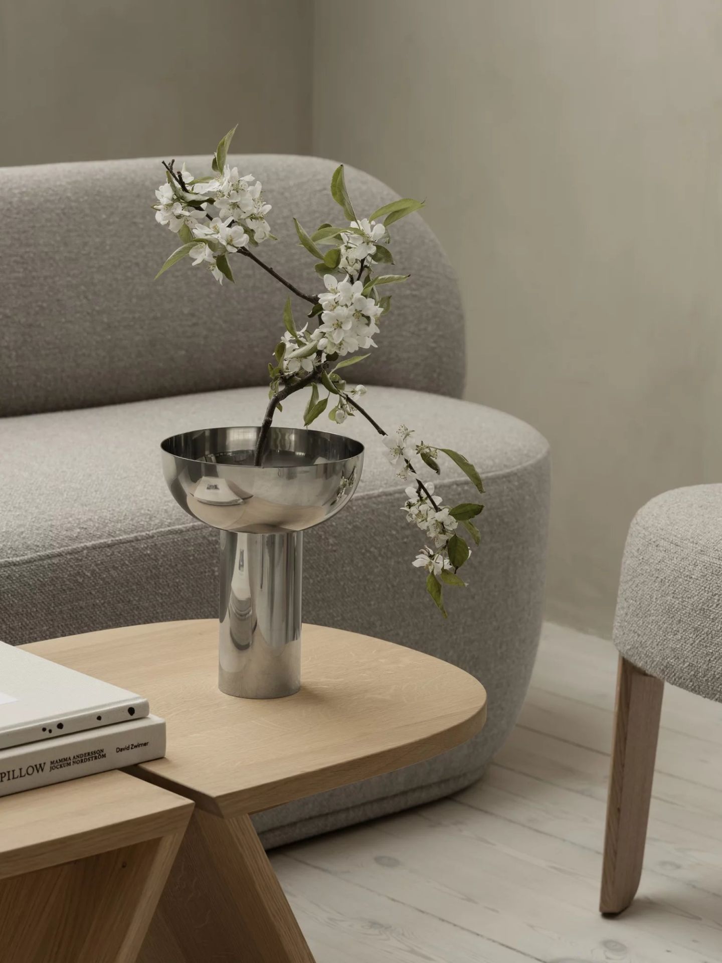 Kuon 2-Sitzer Sofa in Shitake Farbe. Modernes Sofa mit Bouclé-Stoff und minimalistischem Design.